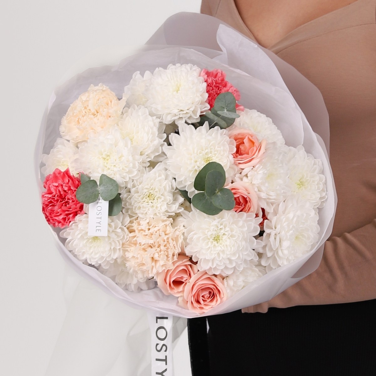 buket c hrizantemoj i diantusami 3